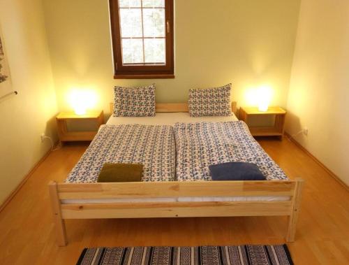 1 cama grande en una habitación con 2 lámparas en Penzion U bílého jaka, en Vilémov