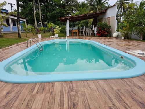 una piscina en un patio con una piscina azul en Mansão 6/4 Piscina & Mar en Olivença