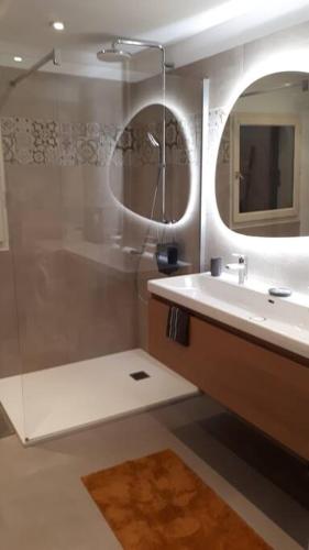 une salle de bain avec une douche, un lavabo et un miroir dans l'établissement CASA VIGNOLA, à Fozzano