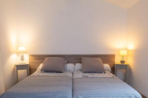 un lit avec deux oreillers dessus dans une chambre dans l'établissement CASA VIGNOLA, à Fozzano