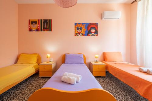 - 2 lits jumeaux dans une chambre avec 2 lampes dans l'établissement Villa Mauro su mare, à Calasetta