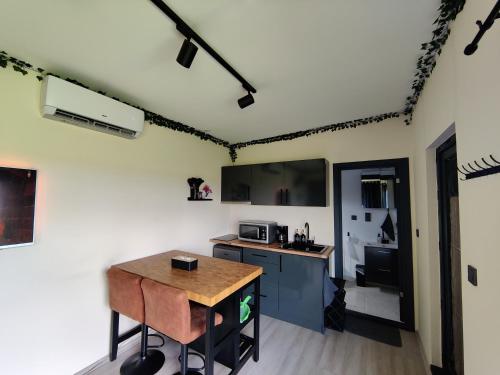a kitchen with a table and a counter top at Tiny House Betuwe in Tricht