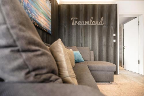 a living room with a couch and a sign that reads turnaround at Baltic House Sandburg in Timmendorfer Strand