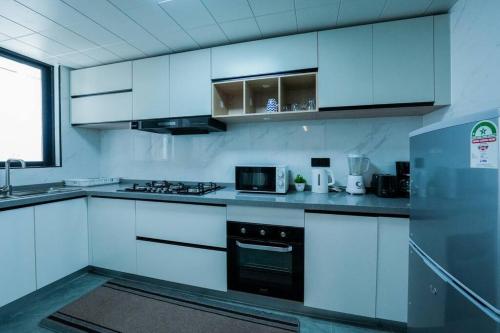 Una cocina o zona de cocina en Abantu Parkview 2BR Suite near JKIA SGR with Pool Gym Eatery