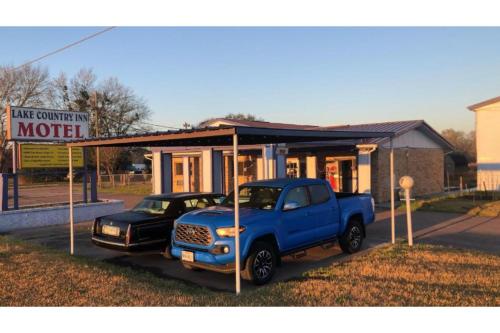 a blue truck parked in front of a motel at Lake Country Inn in Riverside