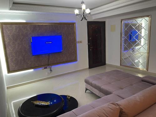 a living room with a couch and a flat screen tv at Apartamento Pasadina exclusivo en Tanger in Tangier