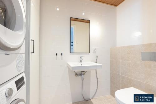 La salle de bains est pourvue d'un lavabo et de toilettes. dans l'établissement Singel suite Floor 3, à Hanko