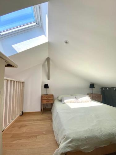 une chambre avec un grand lit et une fenêtre dans l'établissement Villa Maya Romana 6 - CLIM, à Avignon