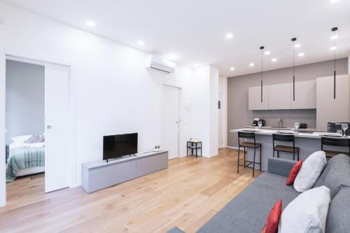 Easylife - Milano - Coni Zugna 27 - Solari