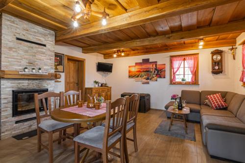 ein Wohnzimmer mit einem Tisch und einem Sofa in der Unterkunft Vineyard Cottage Princess With Sauna - Happy Rentals in Mirna Peč
