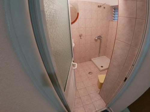 a bathroom with a shower and a toilet at Hostel Casa Mia SR in Sarandë