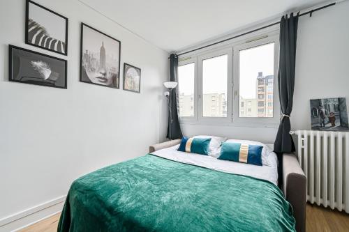 1 dormitorio con cama y ventana en Le Coquet - 4 pers - Paris / La Défense - Parking en Courbevoie