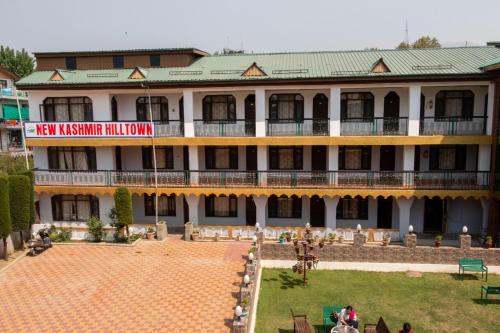 ein großes Gebäude mit einem Innenhof davor in der Unterkunft Hotel Kashmir Hilltown, Srinagar in Moniawār