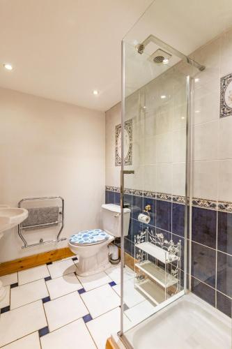 CawstonにあるThreshers Barn and Shire Horse Barnのシャワーとトイレ付きのバスルーム