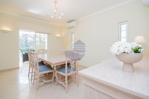 a dining room with a table and chairs at Villa Luxury Suites, Heated Outdoor Pool in Portimão