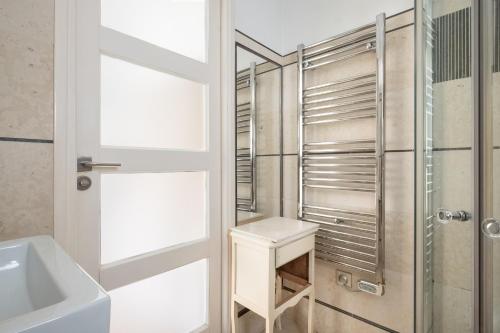 カーニュ・シュル・メールにあるPetite maison-studio Ba014sのシャワーと洗面台付きのバスルーム