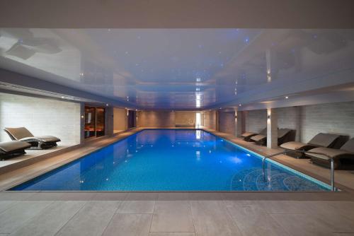 a large swimming pool in a hotel room at DoubleTree by Hilton Harrogate Majestic Hotel & Spa in Harrogate
