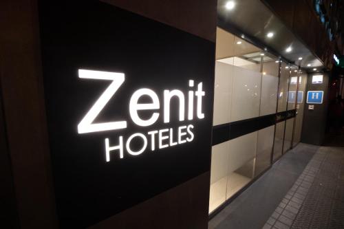 ein Schild für ein Zz-Hotel an der Seite eines Gebäudes in der Unterkunft Hotel Zenit Bilbao in Bilbao
