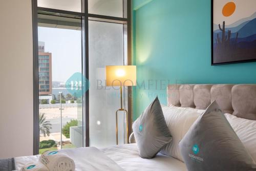Postel nebo postele na pokoji v ubytování Iconic Duplex Apartment In Raha