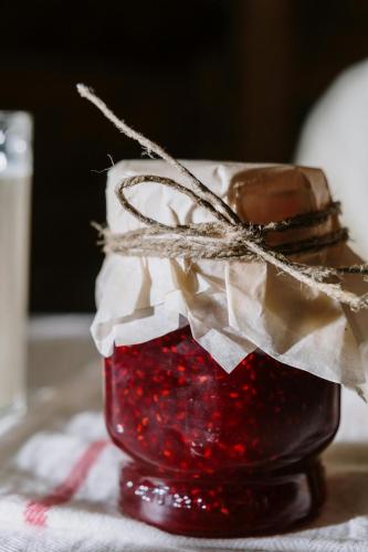 ein mit roter Marmelade gefülltes Glas und ein Stück Papier in der Unterkunft Agriturismo Castel d'Alfiolo-Barcomonte in Gubbio