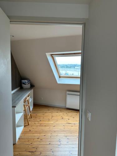 um quarto no sótão com uma clarabóia e uma janela em Presqu’île Crozon-Morgat em Crozon
