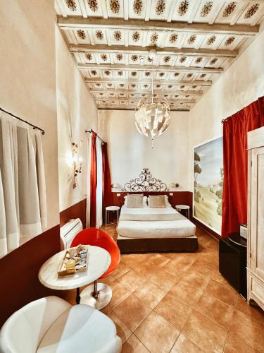 um quarto com uma cama e um lustre em Residenza Sciarra B&B em Roma