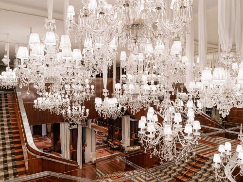 فندق لو رويال مونسو رافليس باريس في باريس: غرفة كبيرة مليئة بالثريات الكثيرة