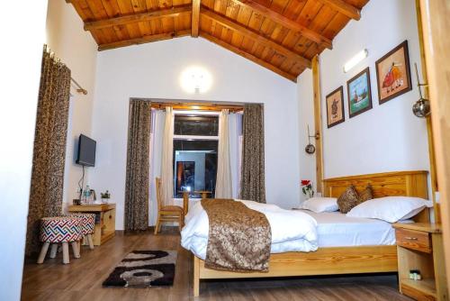 1 dormitorio con 1 cama grande en una habitación en Aaryam villa, en Mukteshwar