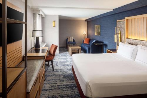 um quarto de hotel com uma cama e um sofá em DoubleTree by Hilton Silver Spring Washington DC North em Silver Spring