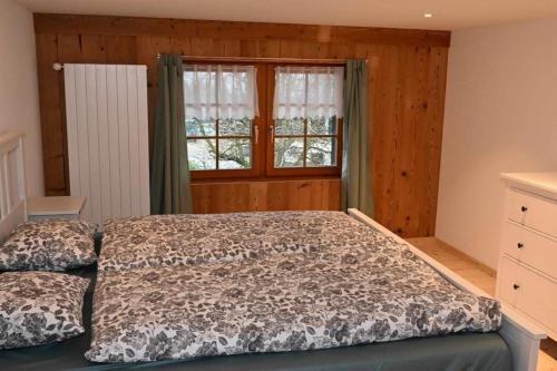 um quarto com uma cama e uma janela em Bauernhof Sal em Bütschwil
