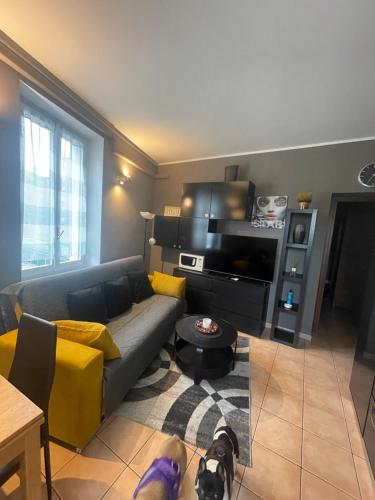 een woonkamer met een bank en een tv bij Dolce Milano in Milaan