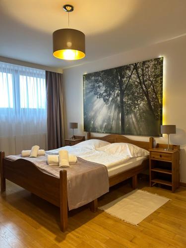 um quarto com uma cama e uma grande pintura na parede em Hotel Vesta Centrum Konferencyjno Wypoczynkowe em Jelesnia