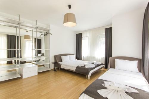 Un pat sau paturi într-o cameră la Nish Suites Atasehir
