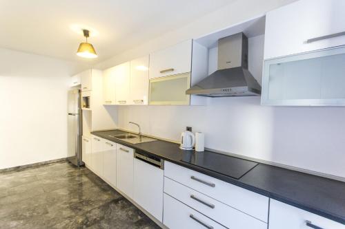 Kuchyň nebo kuchyňský kout v ubytování Nish Suites Atasehir