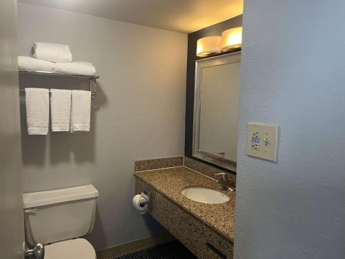Kylpyhuone majoituspaikassa Studio 6 Suites Amarillo, TX West Medical Center