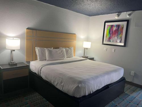 Ένα ή περισσότερα κρεβάτια σε δωμάτιο στο Studio 6 Suites Amarillo, TX West Medical Center