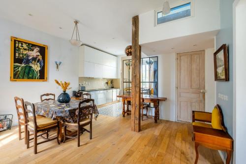 une cuisine et une salle à manger avec une table et des chaises dans l'établissement Maison avec studio Cros de Cagnes, à Cagnes-sur-Mer