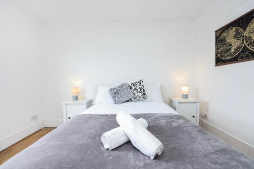 En eller flere senge i et værelse på Stylish Apartment in Putney