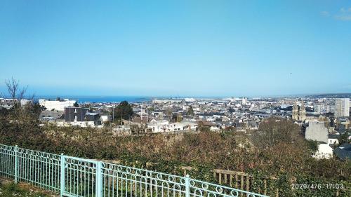 uma vista para uma cidade a partir do topo de uma colina em Chambre Rafaël chez particulier em Cherbourg en Cotentin