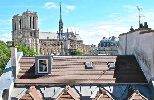 A Balcony on Notre Dame