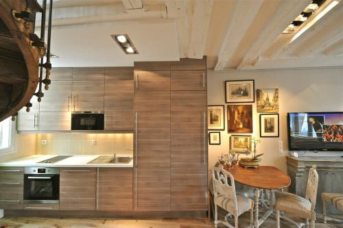 une cuisine avec une table et un comptoir dans l'établissement A Balcony on Notre Dame, à Paris