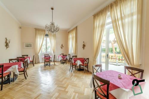 una sala da pranzo con tavoli e sedie rossi di HOTIDAY Hotel Rapallo a Rapallo