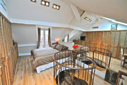 un salon avec un canapé et une table dans l'établissement A Balcony on Notre Dame, à Paris