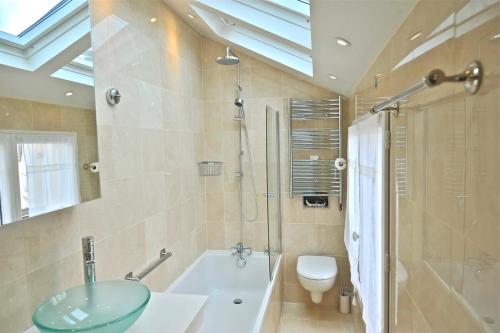 une salle de bain avec un lavabo, une baignoire et des toilettes dans l'établissement A Balcony on Notre Dame, à Paris