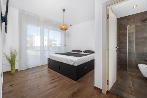 een slaapkamer met een bed, een douche en een wastafel bij Villa EnDi in Medulin