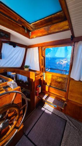 uma vista para a parte de trás de um barco com duas janelas em PIAM - Boat House em Faro