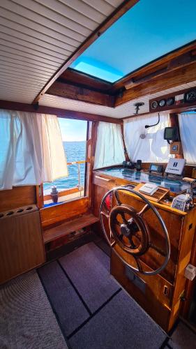 uma vista para o cockpit de um barco em PIAM - Boat House em Faro