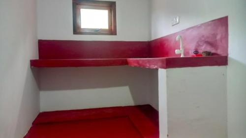 baño con encimera roja y lavamanos en Cool Climes Holiday Home, en Diyatalawa