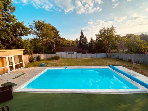 - une piscine dans l'arrière-cour d'une maison dans l'établissement Babér Apartmanház Balatonakarattya, à Balatonkenese