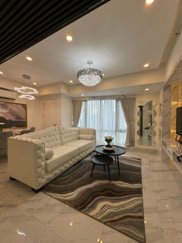 uma sala de estar com um sofá branco e uma mesa em MAKATI Prime Luxury em Manila